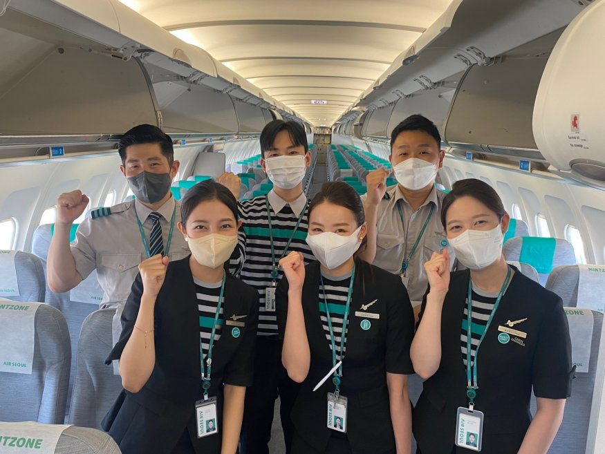 사진2. 에어서울 운항승무원과 캐빈승무원이 비행 전 '안전 배지'를 착용하고 기념 촬영을 하고 있다..jpg