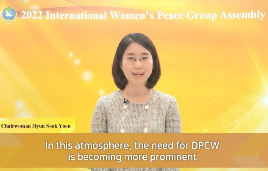 1. 윤현숙 대표가 ‘2022 세계여성평화그룹 어셈블리’ 행사에서 총평을 하고 있다..jpg