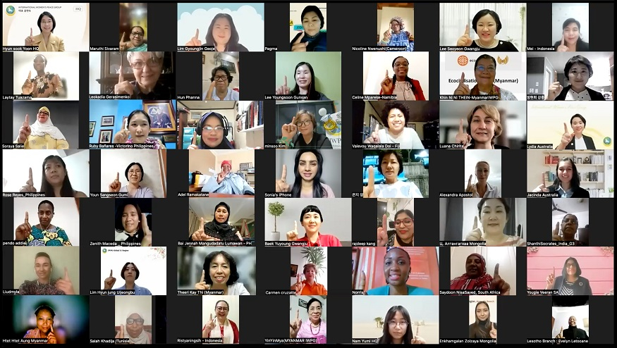 기념촬영을 하고 있다..jpg