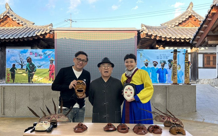 [한국관광공사] 붙임2-2_대만 쉐프 제임스 쳉 방송 프로그램 촬영 현장사진(2)- 임형규  무형문화재와 함께한 하회별신굿탈놀이체험.jpeg