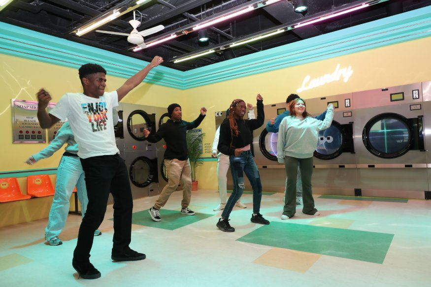 [한국관광공사](사진) 6. 미국 데모크라시 프렙 학교 학생들이 한국관광공사 하이커그라운드 2층에서 K팝 그라운드에서 춤을 추고있다.JPG