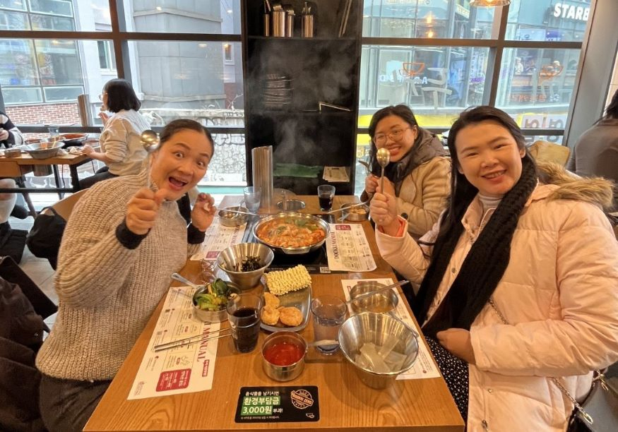 [한국관광공사]한국 떡볶이 식당에 방문한 블레저 관광프로그램 참가자.jpg