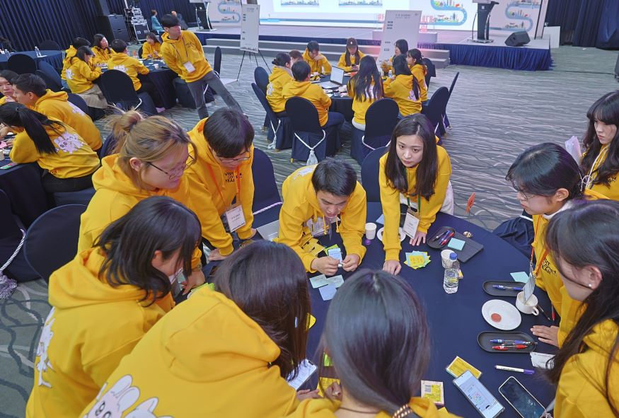 [한국관광공사]한중일 미래세대 관광 비전 그룹토론을 하고 있는 한중일 청년들.jpg