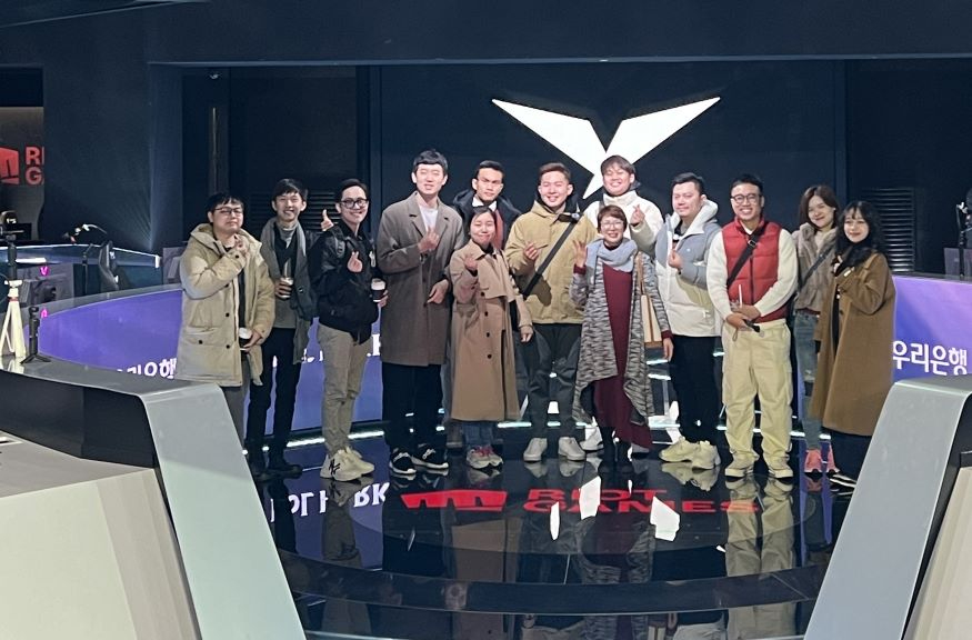 [한국관광공사]롤파크(e스포츠경기장)에서 기념사진을 촬영하는 팸투어단.jpg