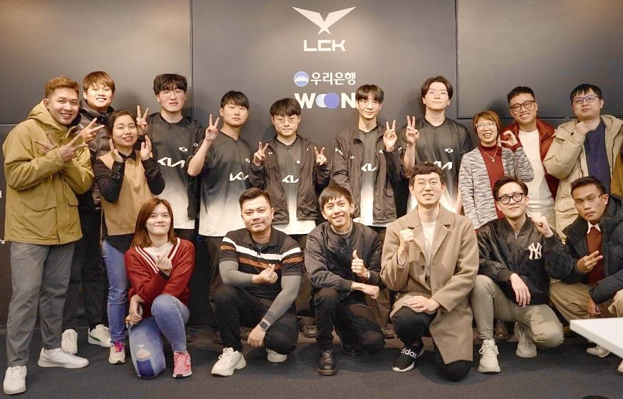 [한국관광공사]경기 종료 후 Dplus 선수단과 롤파크에서 사진을 찍고 있는 팸투어단.jpg