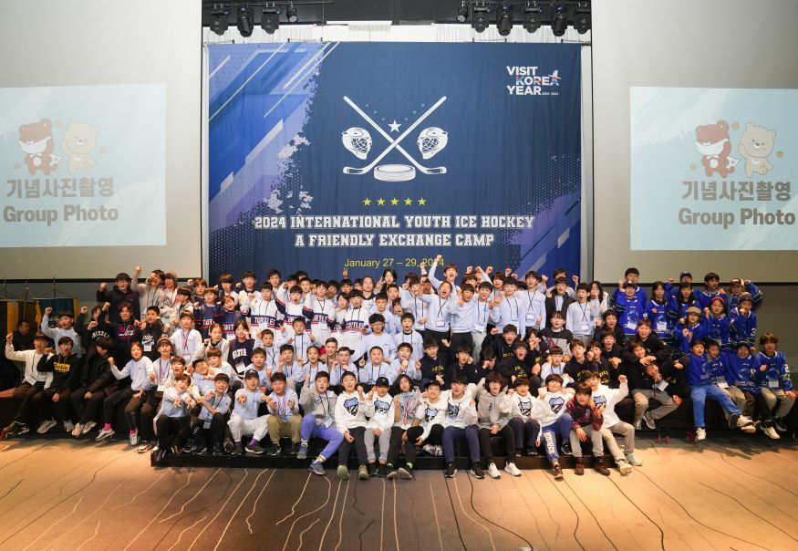 [한국관광공사]2024년 강원 동계청소년올림픽대회 연계 한중일 국제 유소년 아이스하키 교류캠프 단체사진.JPG