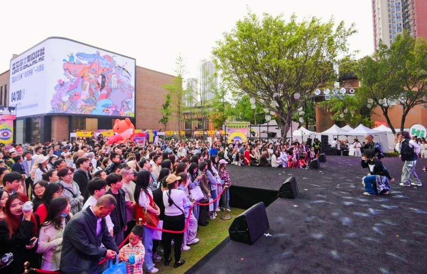 [한국관광공사] 중국 소비자들이 공사가 개최한 '청두 K-pop 한류팬 페스티벌'의 무대공연을 관람하며 한국에 대한 큰 관심을 보였다(2).jpg