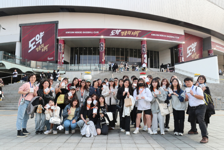 [한국관광공사] 고척 스카이돔에서 단체사진을 찍는 타이중 문화고등학교 학생들.JPG