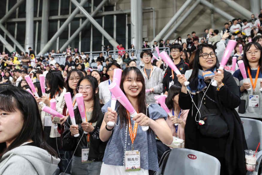 [한국관광공사] 응원봉을 들고 응원하는 대만 학생들.JPG