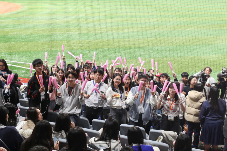 [한국관광공사] 응원봉을 들고 단체사진을 찍는 대만 학생들.JPG