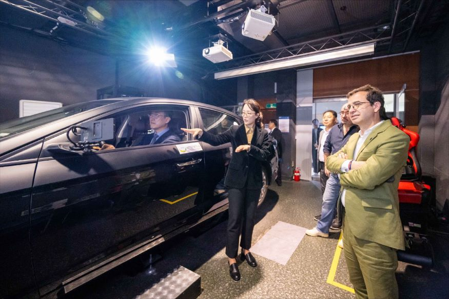 [사진자료3] 국민대학교 공학관 차량 시뮬레이터 실습실에서 체험 중인 르노코리아 협약식 참석단.jpg