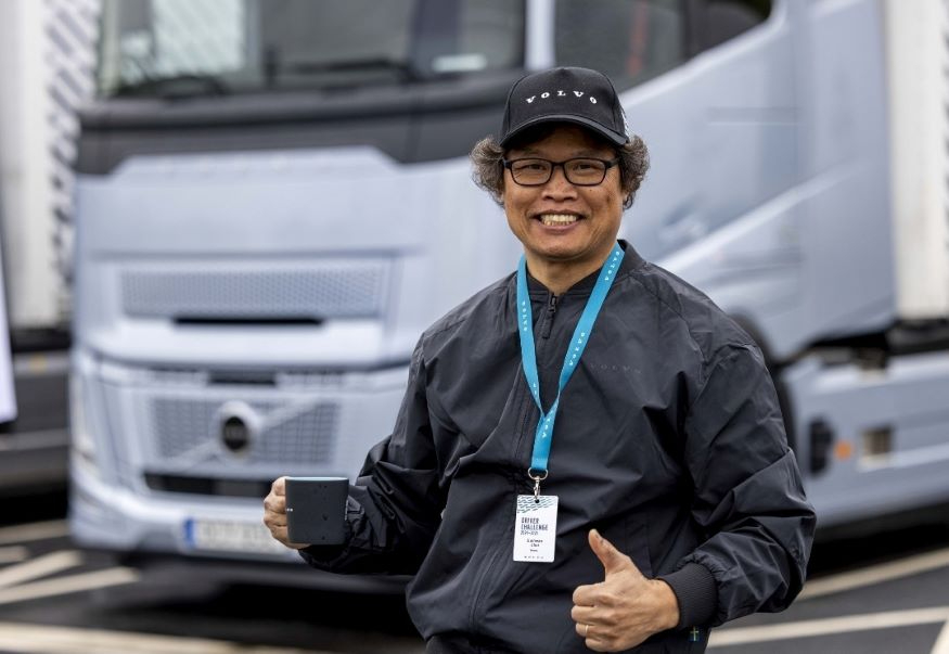 [사진자료2] 볼보트럭 2025 세계 연비왕 대회에서 온로드 부문 우승을 차지한 최의환 고객.jpg