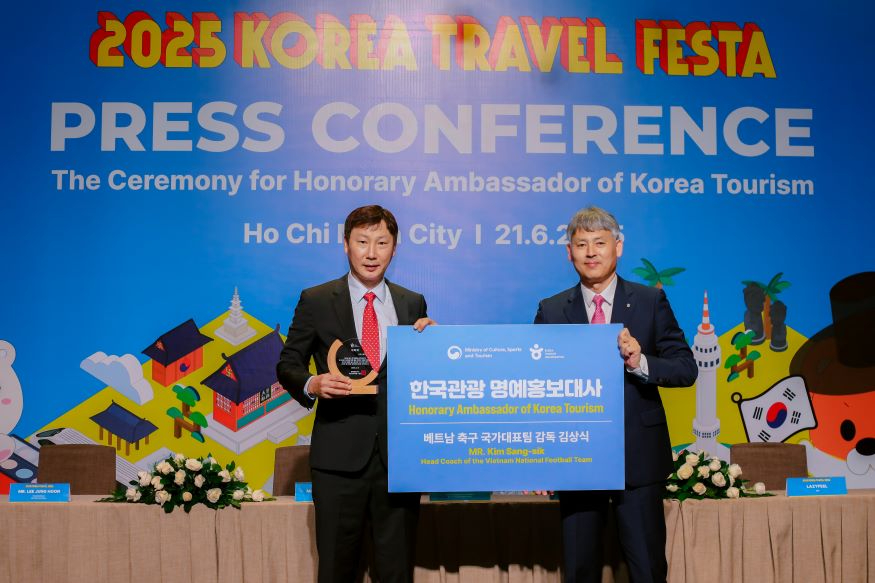 [한국관광공사] 한국관광 명예홍보대사 위촉식(오른쪽) 김종훈 국제관광 본부장 직무대리 (왼쪽) 김상식 베트남 축구 국대표팀 감독.jpg