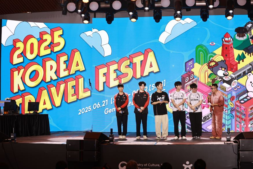 [한국관광공사] 코리아 트래블 페스타에서 LCK 선수들이 무대인사를 하고 있다.jpg
