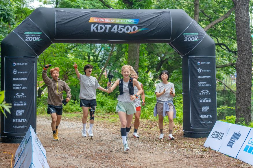 [한국관광공사] DMZ PEACE TRAIL 200K 첫번째 주자 '심으뜸' 출발 모습.jpg