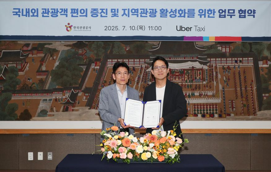 [사진 1] 우버 택시 코리아 송진우 총괄(우)과 한국관광공사 이상민 국민관광본부장 직무대리(좌)가 10일 업무협약식에서 기념촬영을 하고 있다..jpg