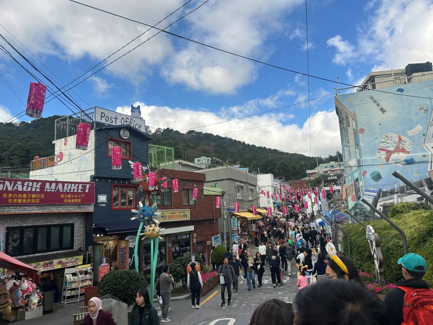 (부산관광공사) 10월24일 보도자료 사진_2025 감천문화마을골목축제 연계 크루즈 기항관광 프로그램 운영현장 사진_251024 (4).jpg