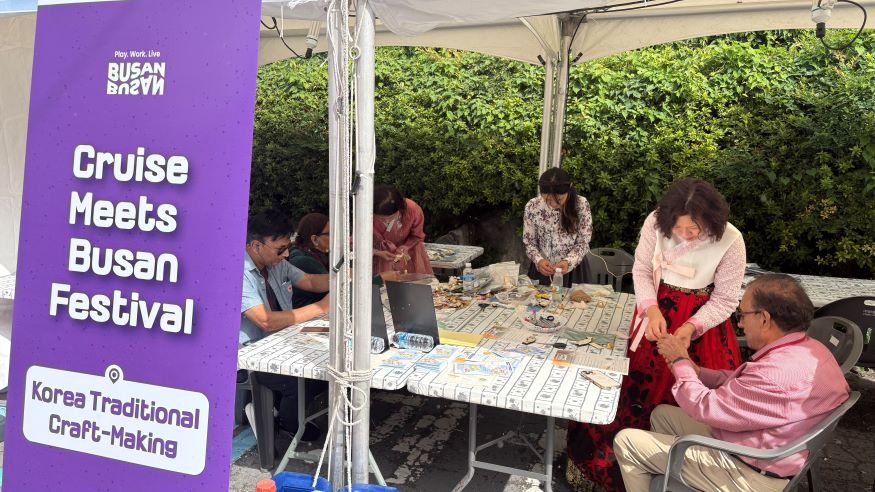 (부산관광공사) 10월24일 보도자료 사진_2025 감천문화마을골목축제 연계 크루즈 기항관광 프로그램 운영현장 사진_251024 (1).jpg