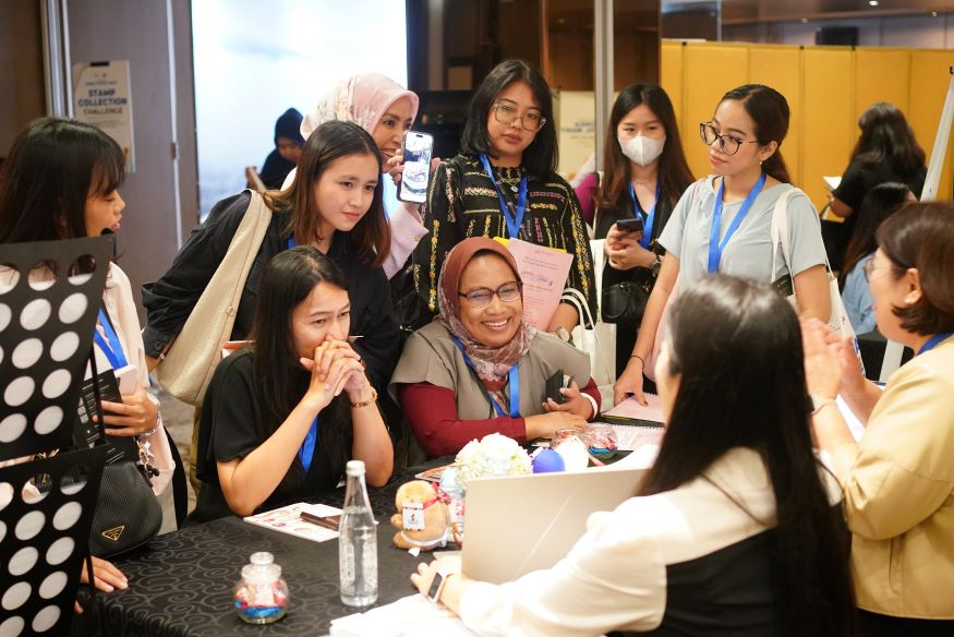 [한국관광공사] B2B트래블마트에서 현지 바이어사가 인니 소비자에게 인기 있는 닭갈비 사진을 보여주며 관련 상품을 문의하고 있다(25.11.13.).JPG