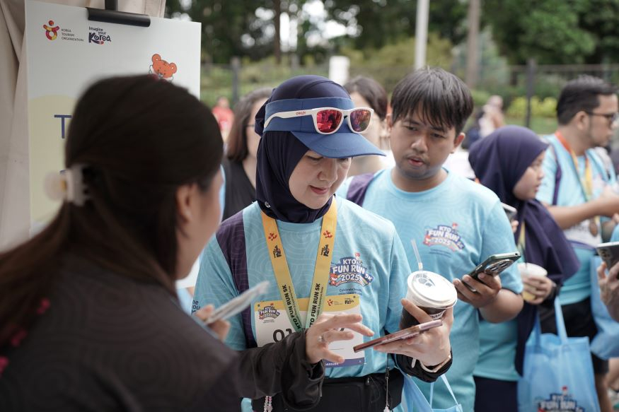 [한국관광공사] 달리기를 마친 참가자들이 부스를 방문하여 한국관광 정보를 안내받고 있다(25.11.9.).JPG