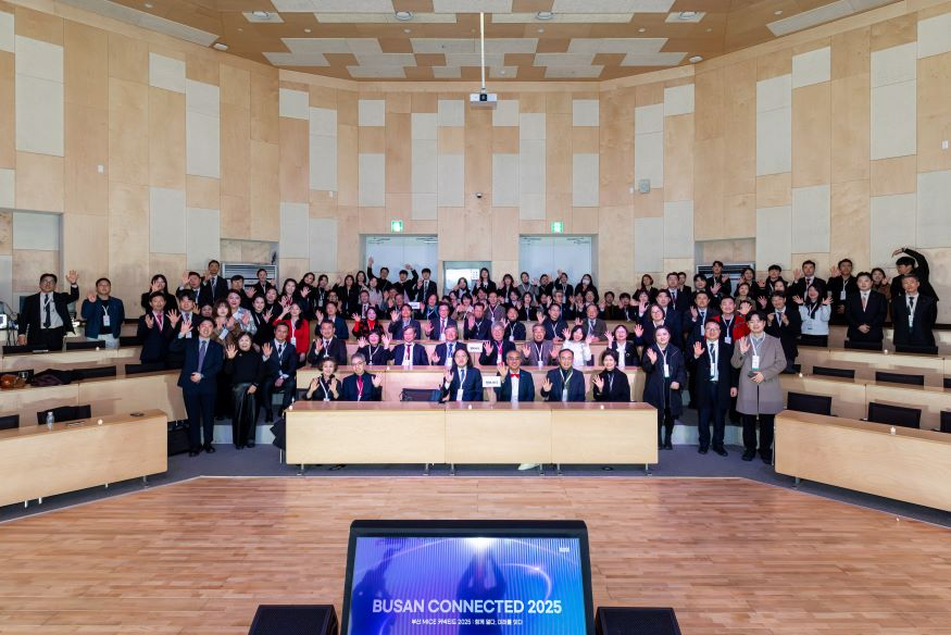(부산관광공사) 11월 28일 보도자료_  2025 부산 커넥티드_단체사진 촬영.jpg