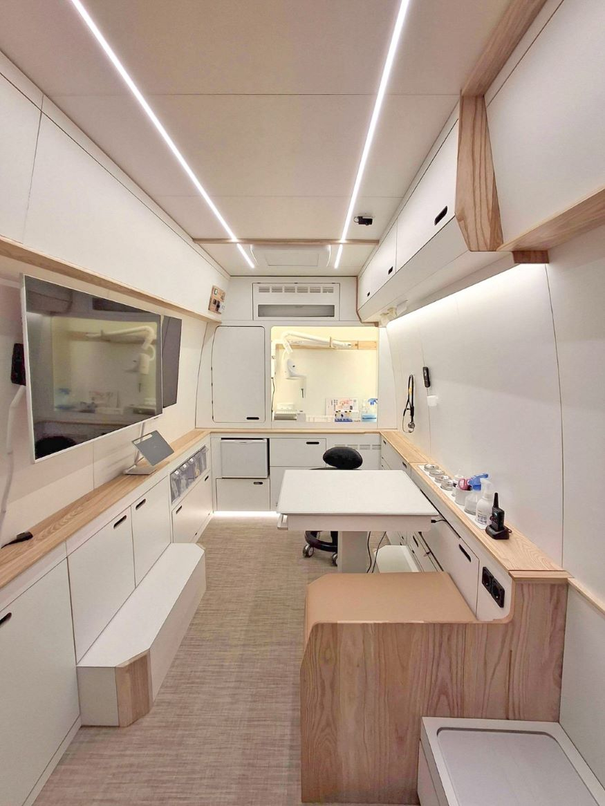 사진3-이베코 데일리 밴, 반려동물 이동 검진 차량.jpg