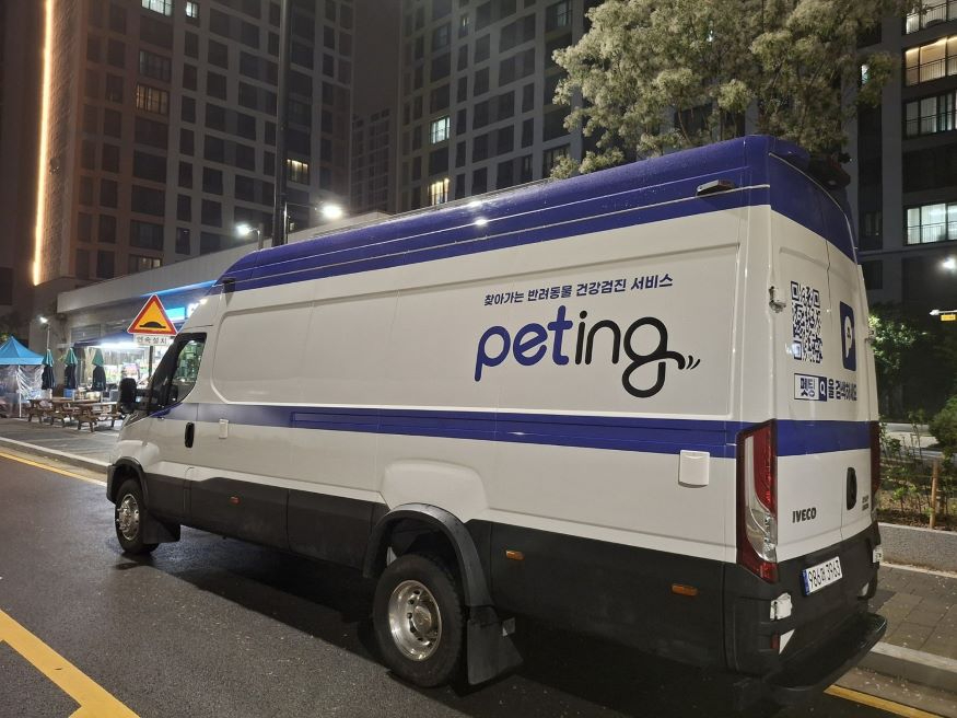 사진2-이베코 데일리 밴, 반려동물 이동 검진 차량.jpg
