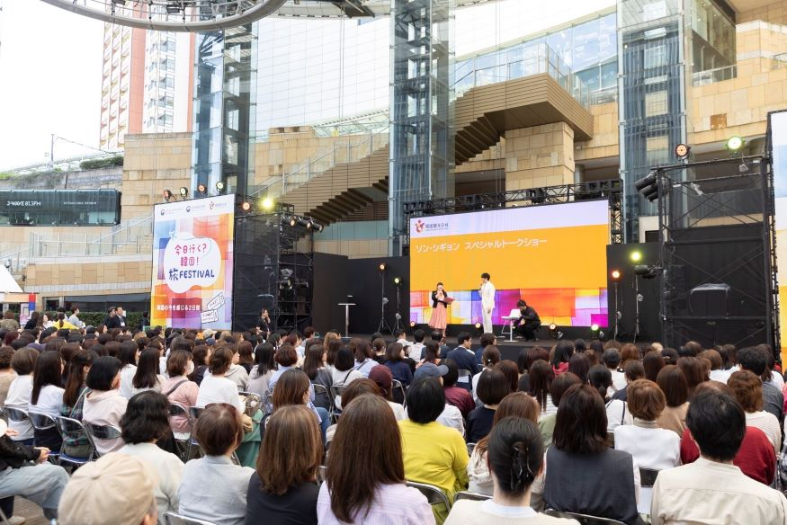 [한국관광공사] 한국관광 명예홍보대사로 선정된 가수 성시경이 토크쇼를 진행하고 있다.jpg