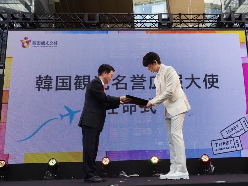 [한국관광공사] 공사 박성혁 사장이 가수 성시경에게 한국관광 명예홍보대사 위촉장을 전달하고 있다.jpg